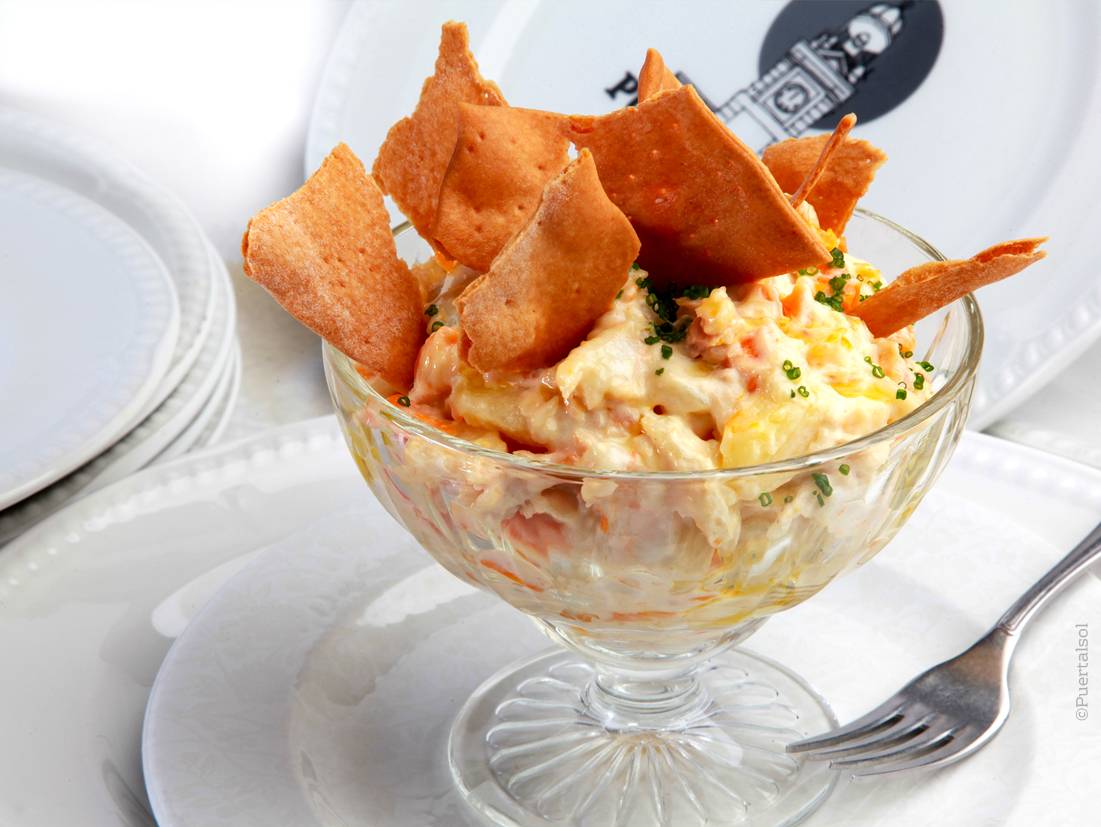 Spanish potatoe salad with tuna belly and king prawns with crunchy crackers